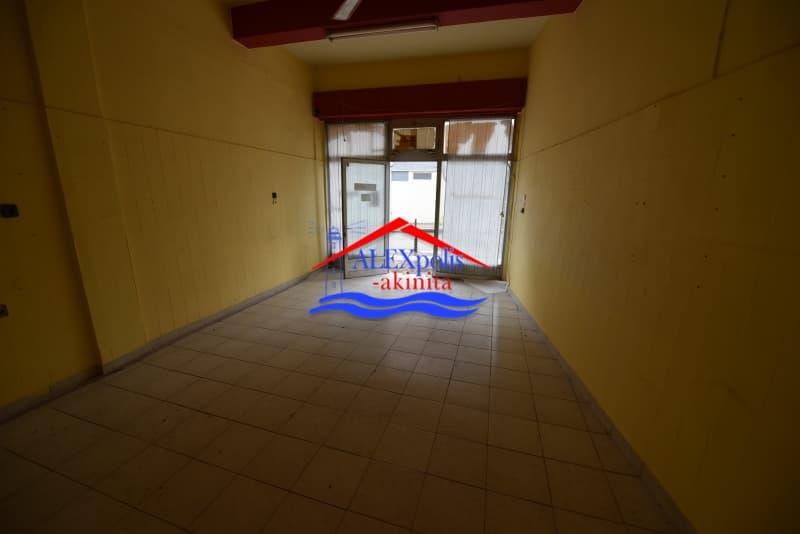 Retail Store in Center, Feres — Photo 8 of 15