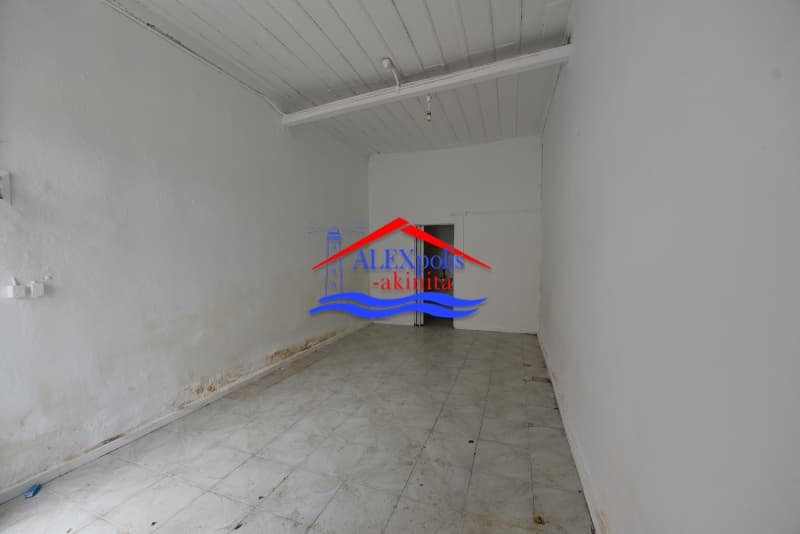 Retail Store in Center, Feres — Photo 7 of 11