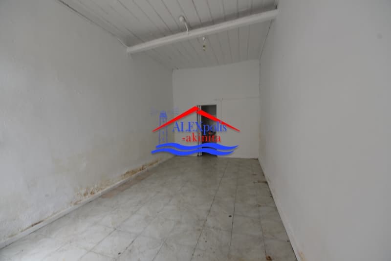 Retail Store in Center, Feres — Photo 8 of 11