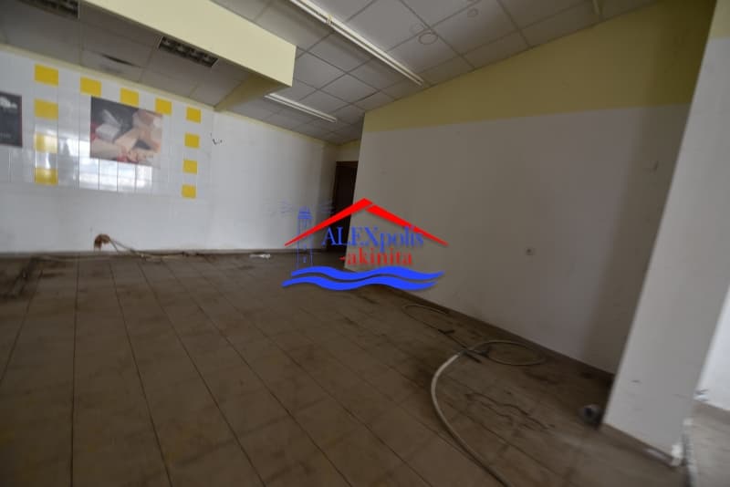 Retail Store in Center, Feres — Photo 9 of 17