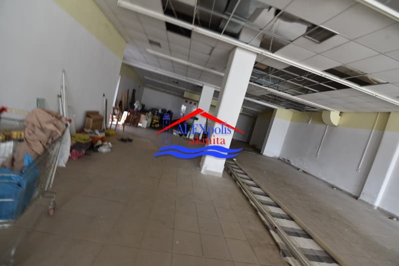 Retail Store in Center, Feres — Photo 1 of 17