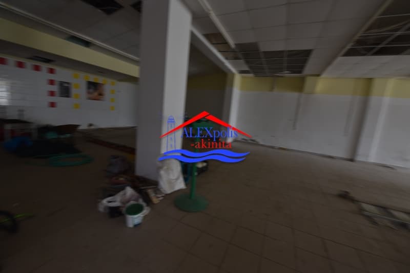 Retail Store in Center, Feres — Photo 10 of 17