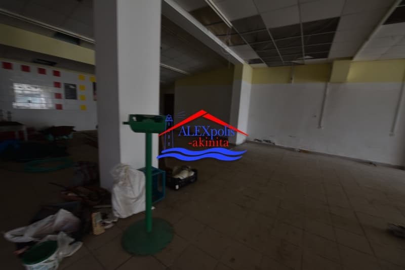 Retail Store in Center, Feres — Photo 12 of 17