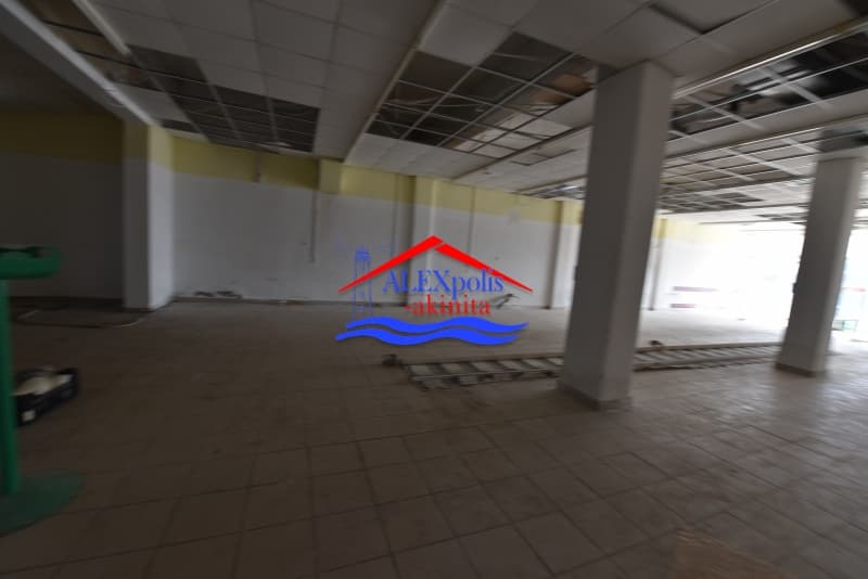 Retail Store in Center, Feres — Photo 8 of 17