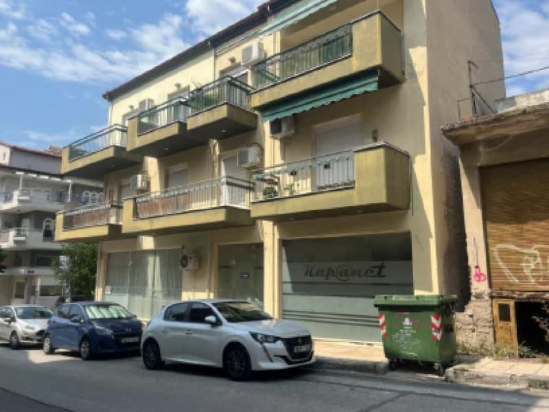 Retail Store in Center, Efkarpia — Photo 1 of 4
