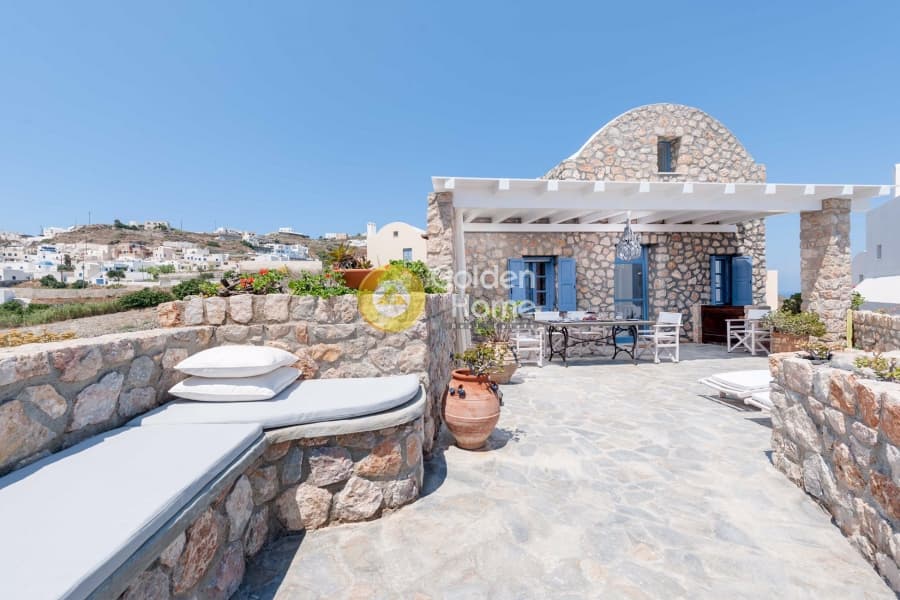 House in Center, Santorini — Photo 1 of 20