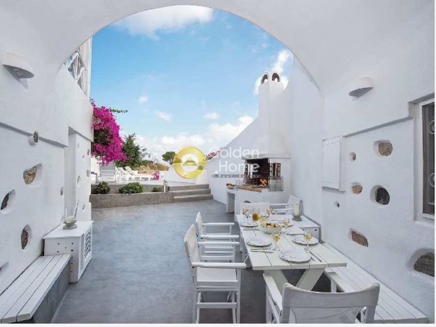 House in Thira, Santorini — Photo 6 of 18