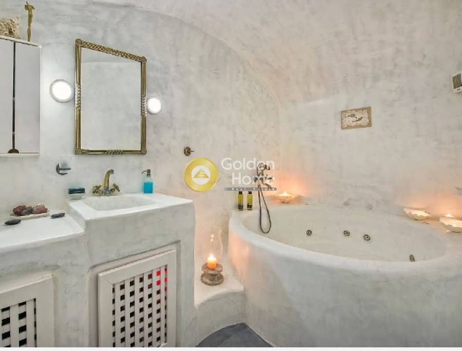 House in Thira, Santorini — Photo 10 of 18