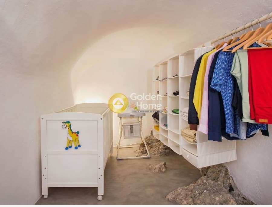 House in Thira, Santorini — Photo 14 of 18