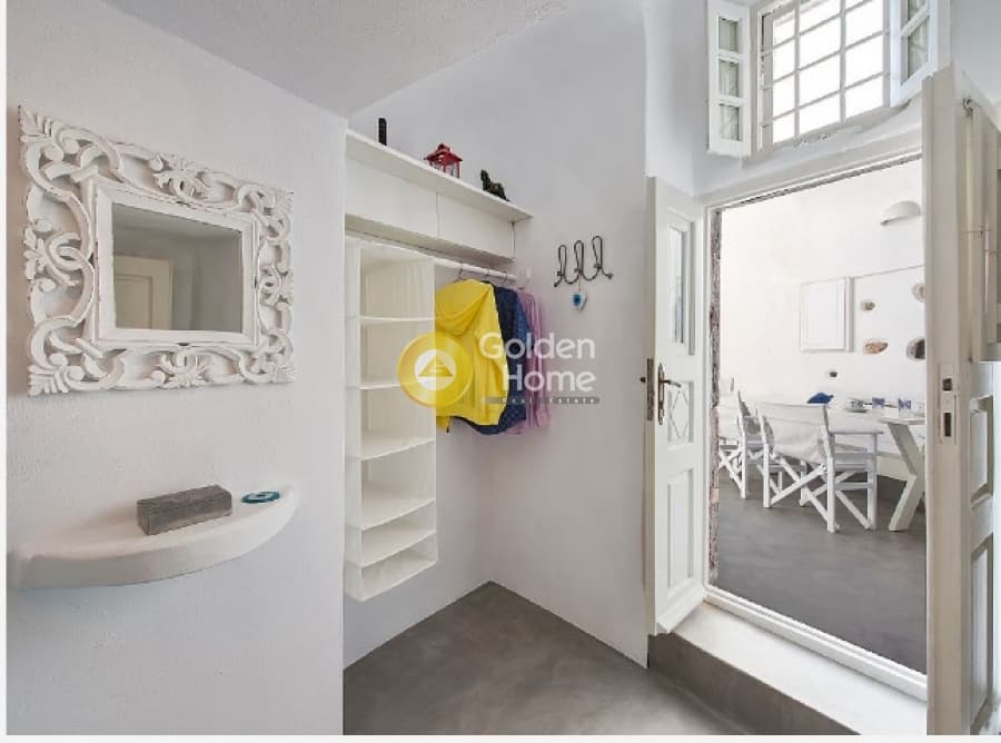 House in Thira, Santorini — Photo 13 of 18