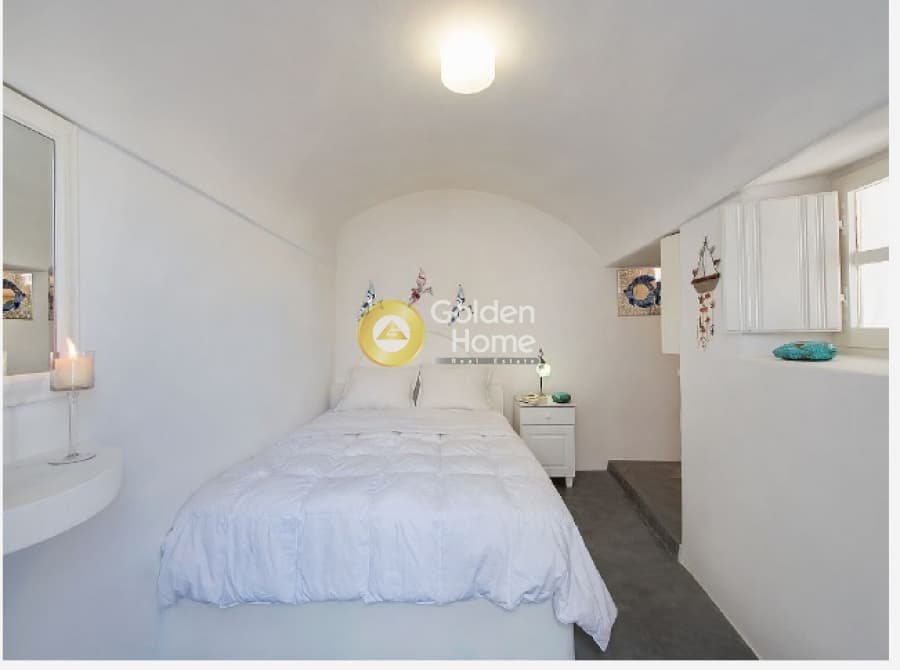 House in Thira, Santorini — Photo 11 of 18