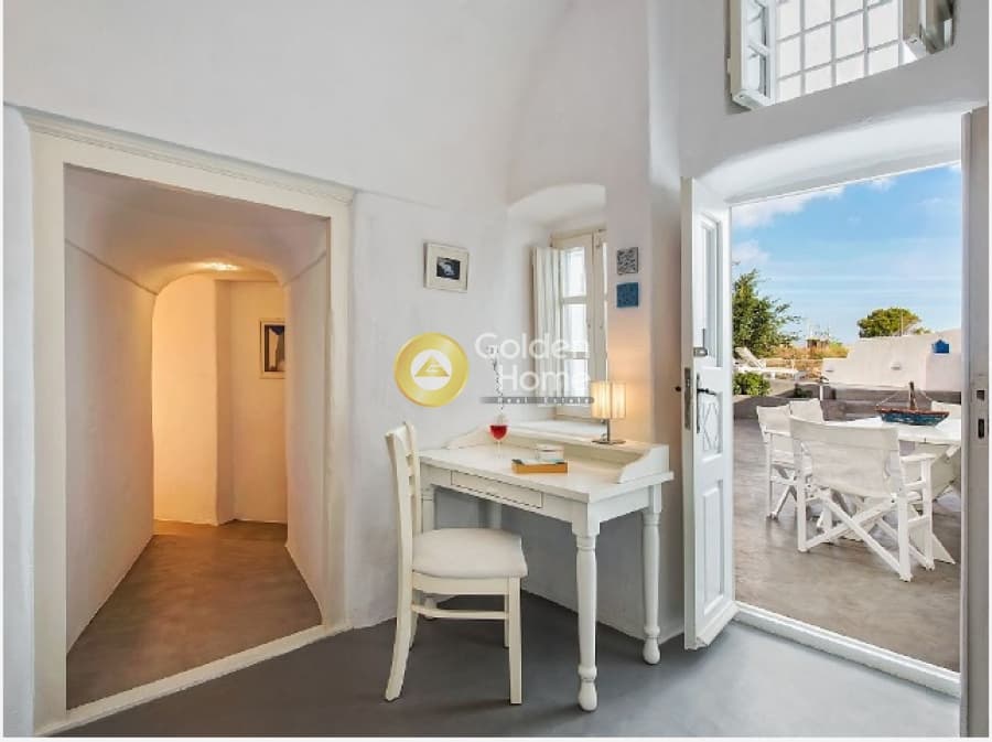 House in Thira, Santorini — Photo 16 of 18