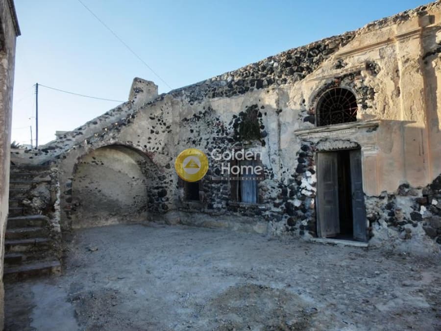 House in Thira, Santorini — Photo 9 of 11