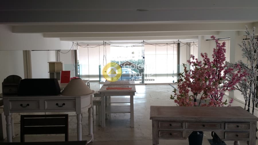 Retail Store in Center, Nea Erithraia — Photo 1 of 6