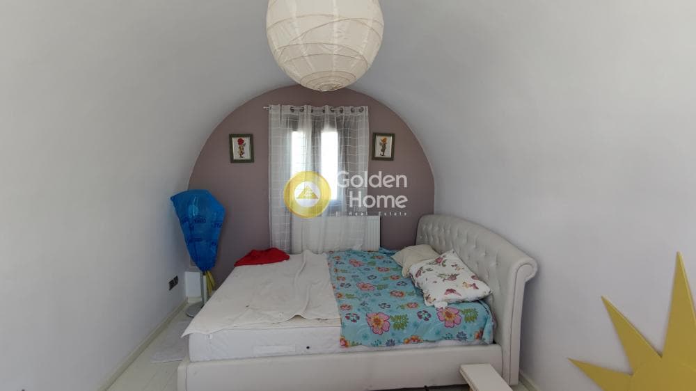 House in Thira, Santorini — Photo 13 of 14