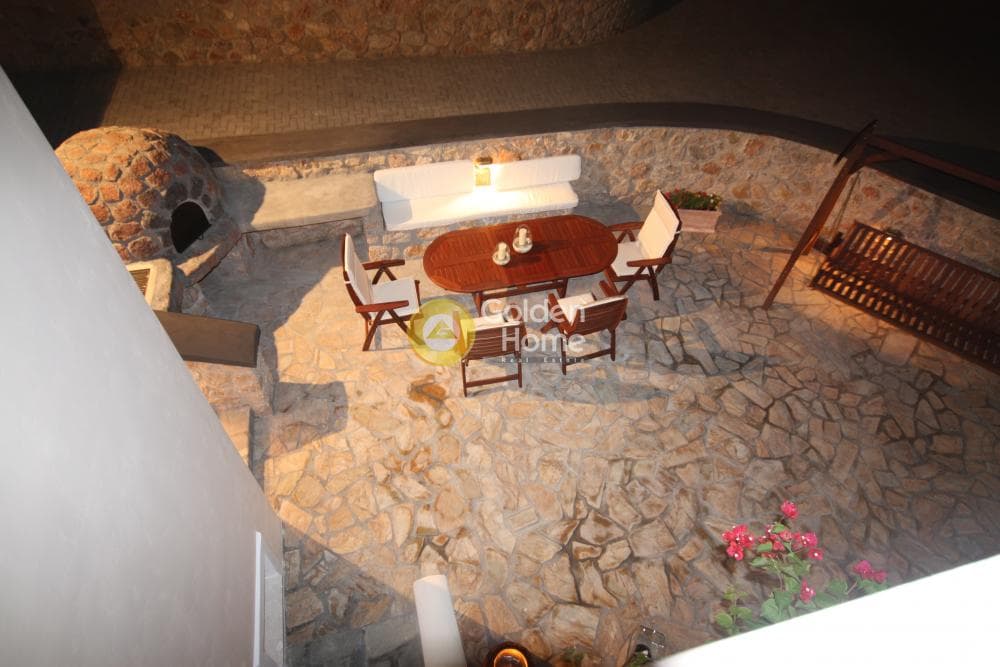 House in Center, Santorini — Photo 19 of 31