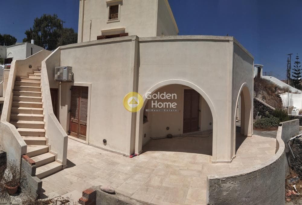 House in Thira, Santorini — Photo 10 of 12