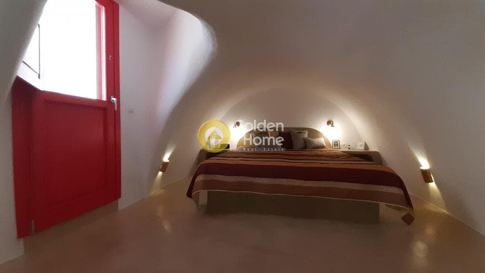 House in Thira, Santorini — Photo 12 of 12