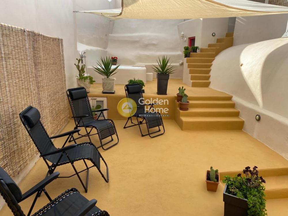 House in Thira, Santorini — Photo 2 of 12