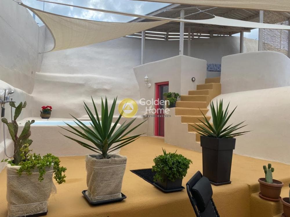 House in Thira, Santorini — Photo 1 of 12