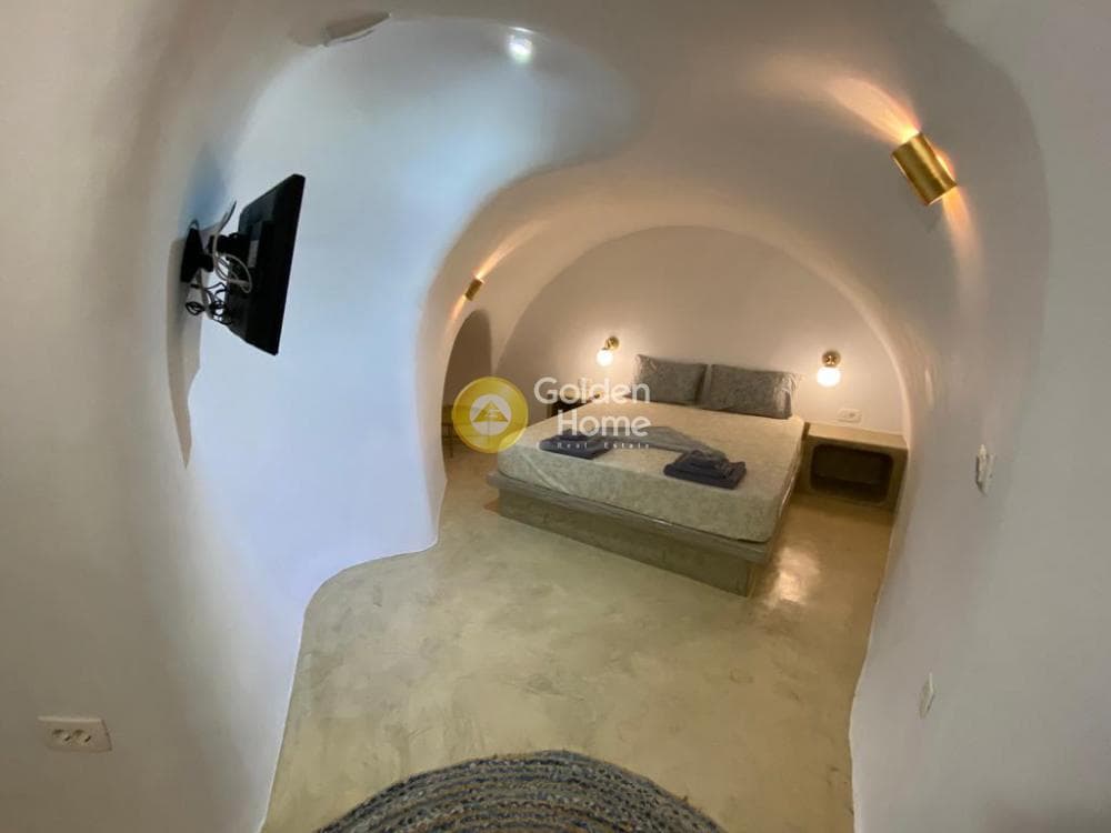 House in Thira, Santorini — Photo 10 of 12