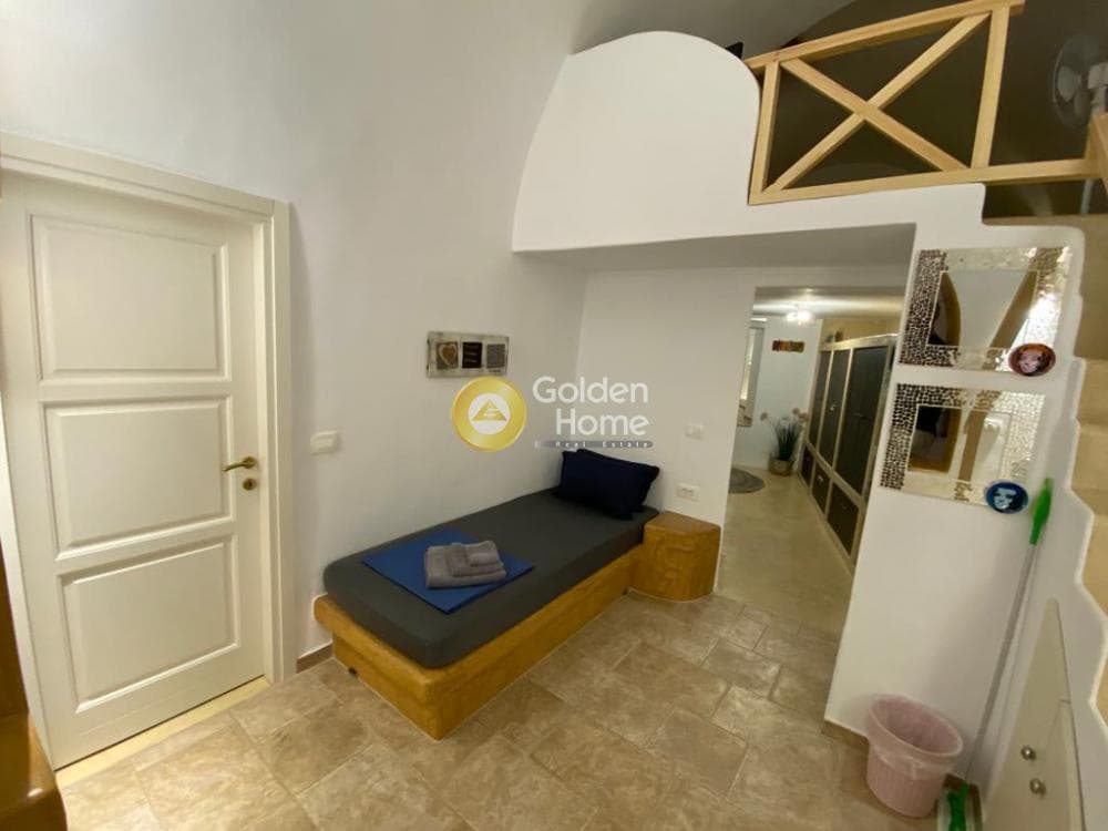 House in Thira, Santorini — Photo 9 of 12