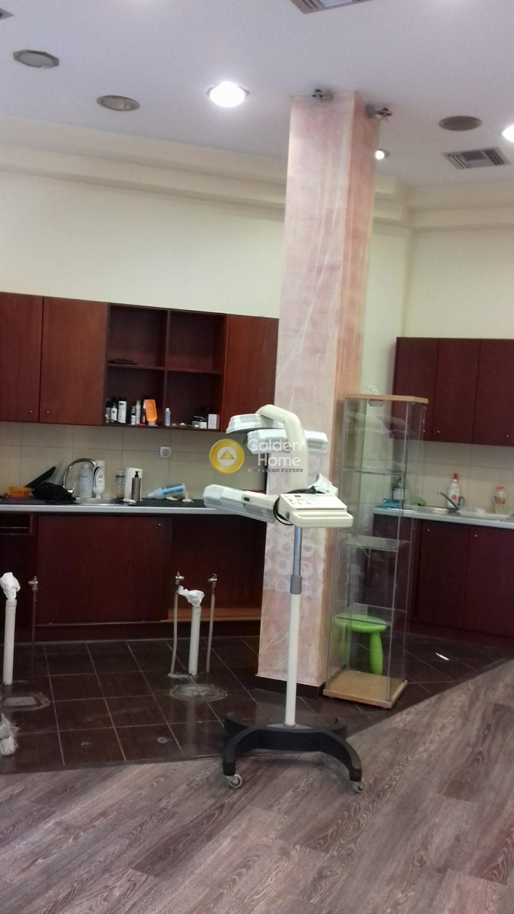 Retail Store in Center, Neos Kosmos — Photo 1 of 22