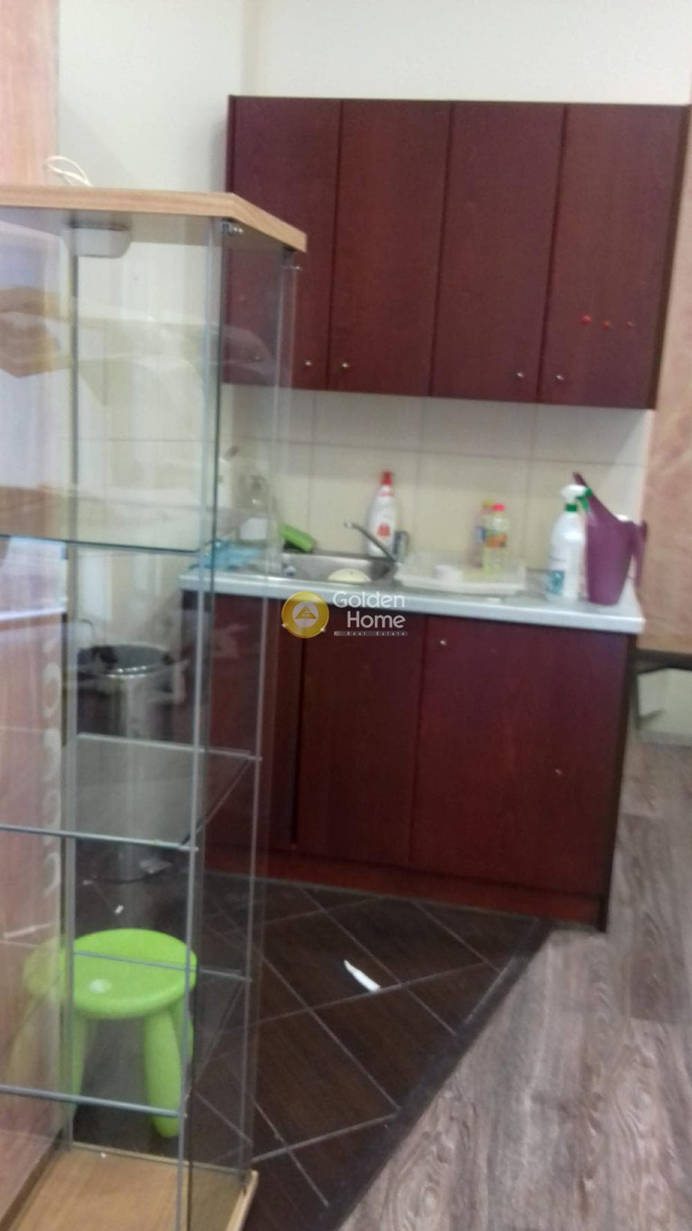 Retail Store in Center, Neos Kosmos — Photo 3 of 22