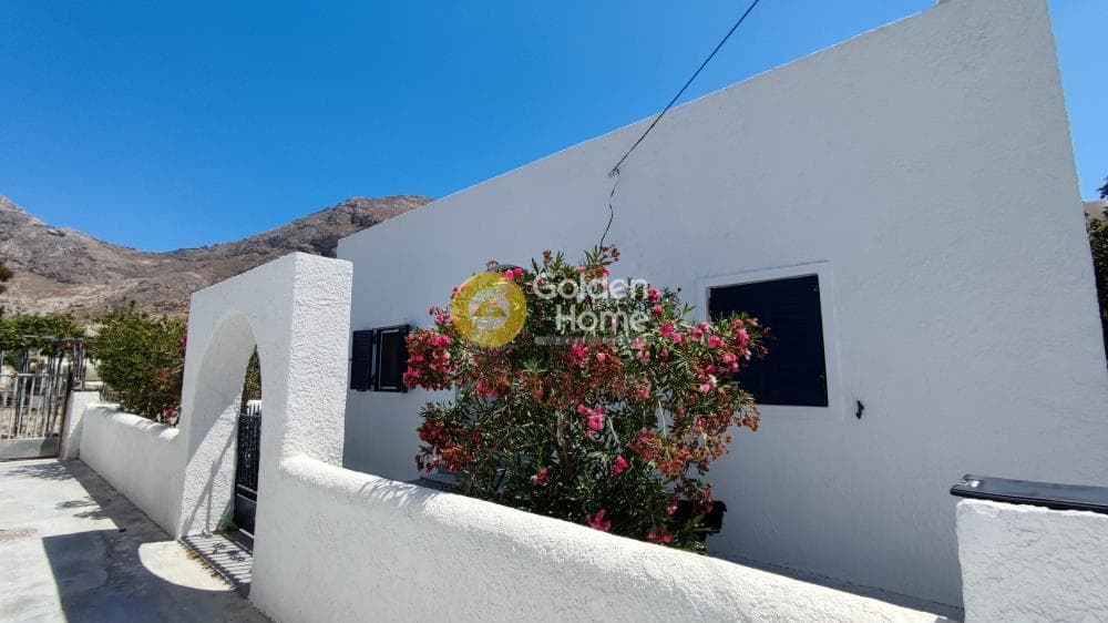 House in Kamari, Santorini — Photo 2 of 7