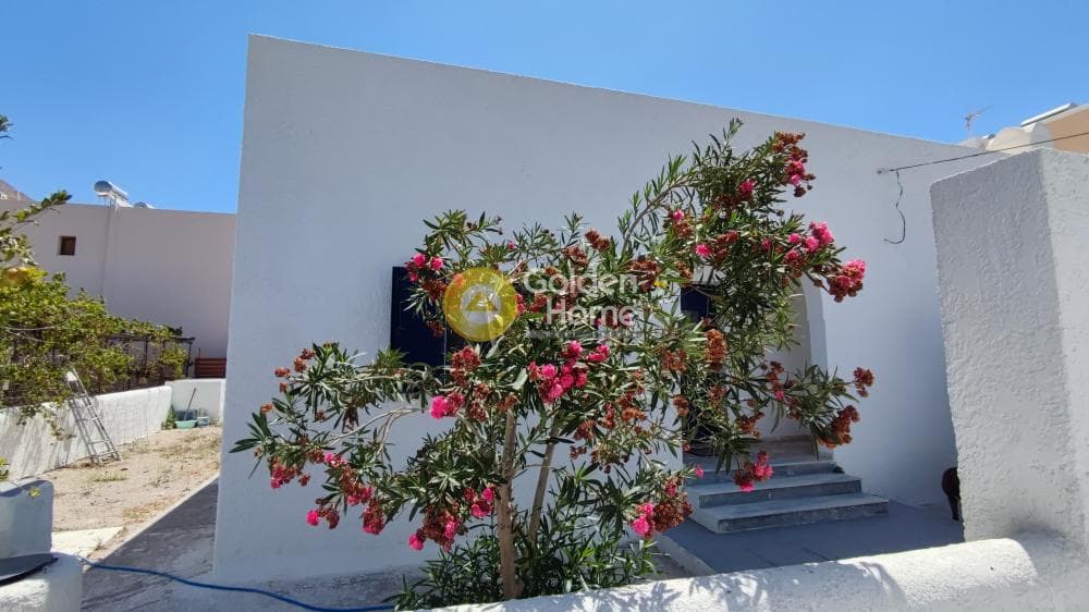House in Kamari, Santorini — Photo 3 of 7