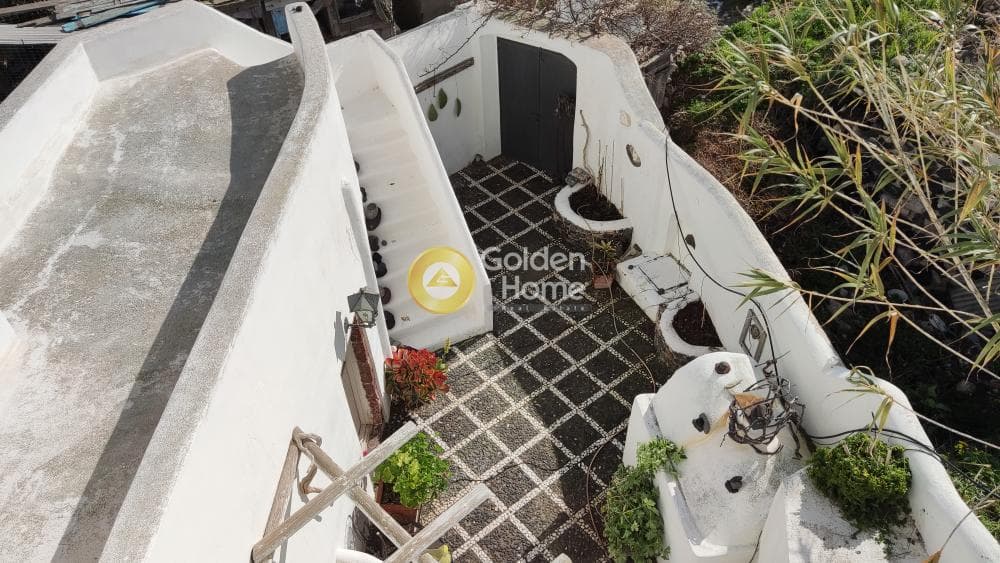 House in Kamari, Santorini — Photo 3 of 15