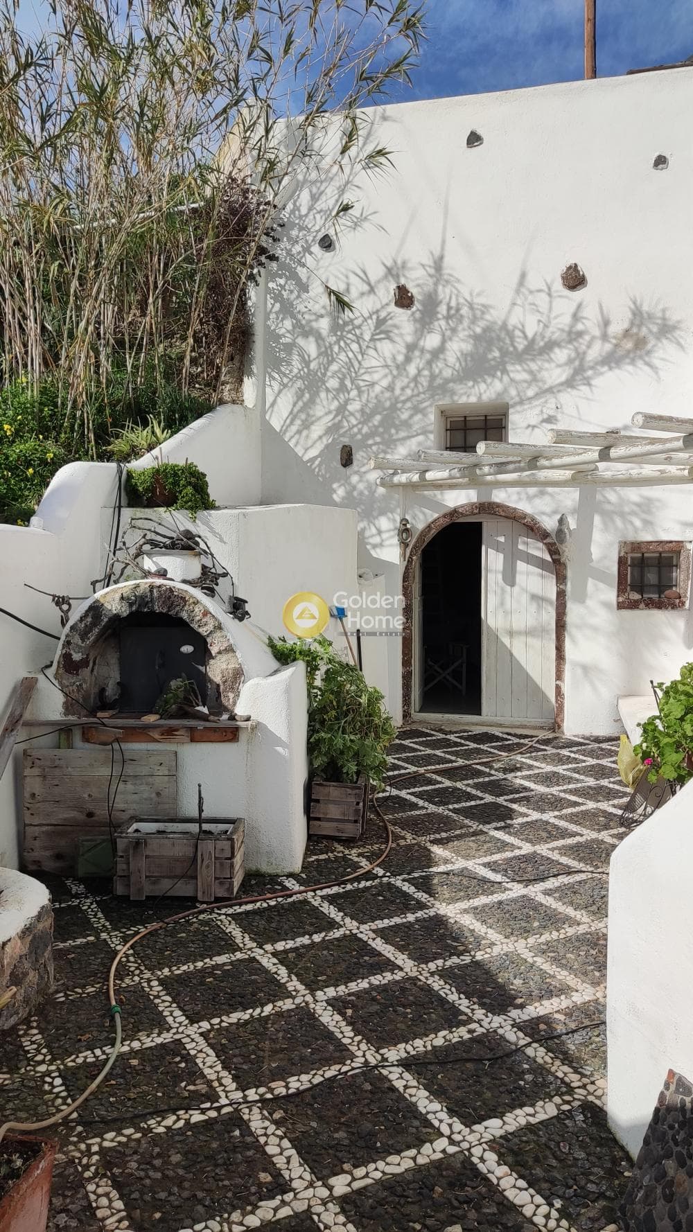 House in Kamari, Santorini — Photo 1 of 15