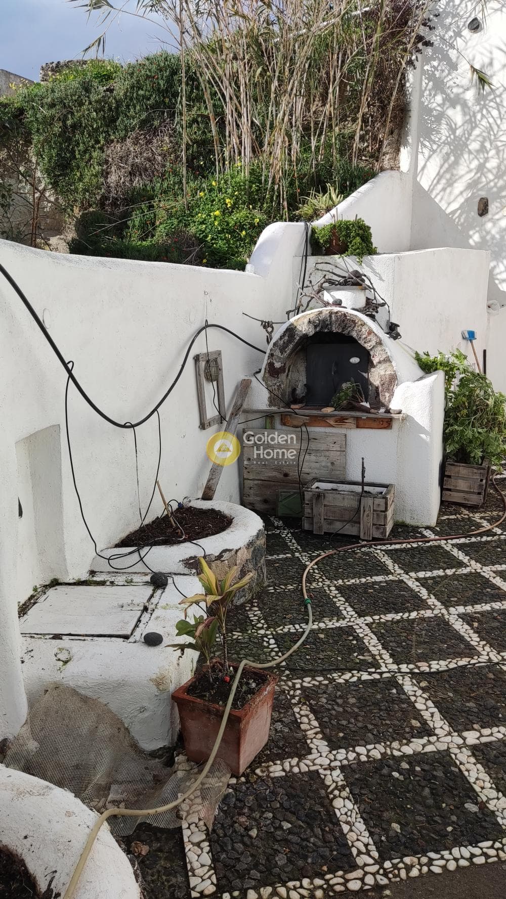House in Kamari, Santorini — Photo 2 of 15