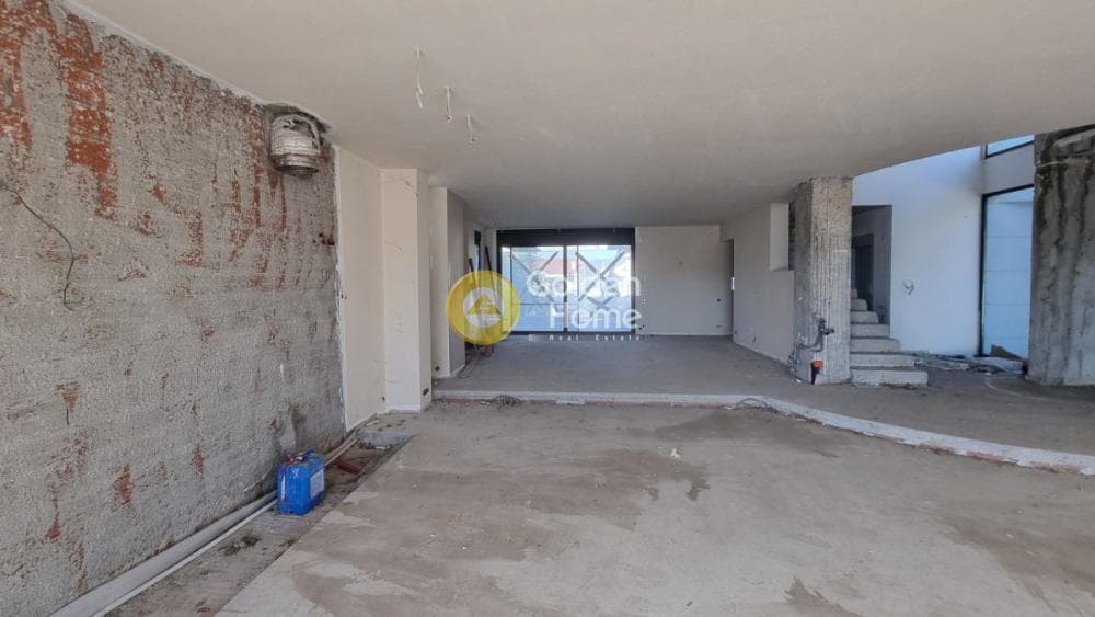 House in Center, Panorama — Photo 3 of 23