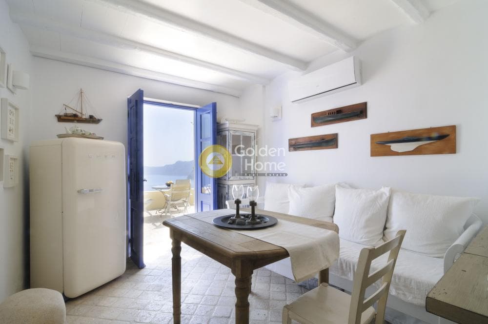 House in Oia, Santorini — Photo 17 of 30
