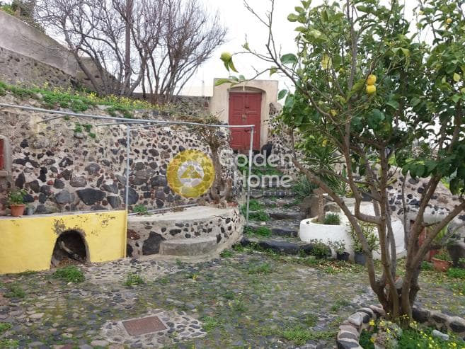 House in Oia, Santorini — Photo 3 of 9