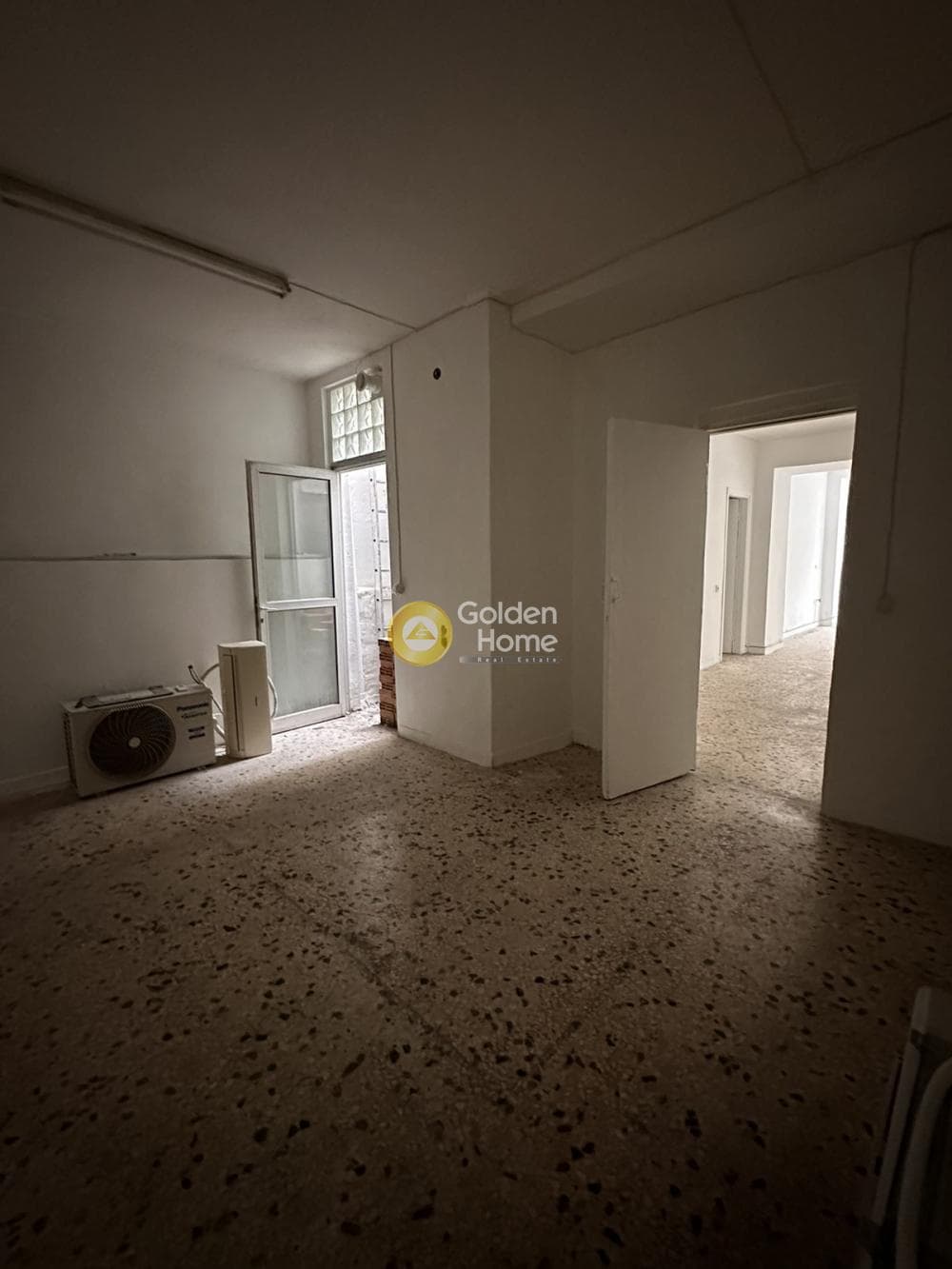 Retail Store in Terpsithea, Piraeus — Photo 1 of 9