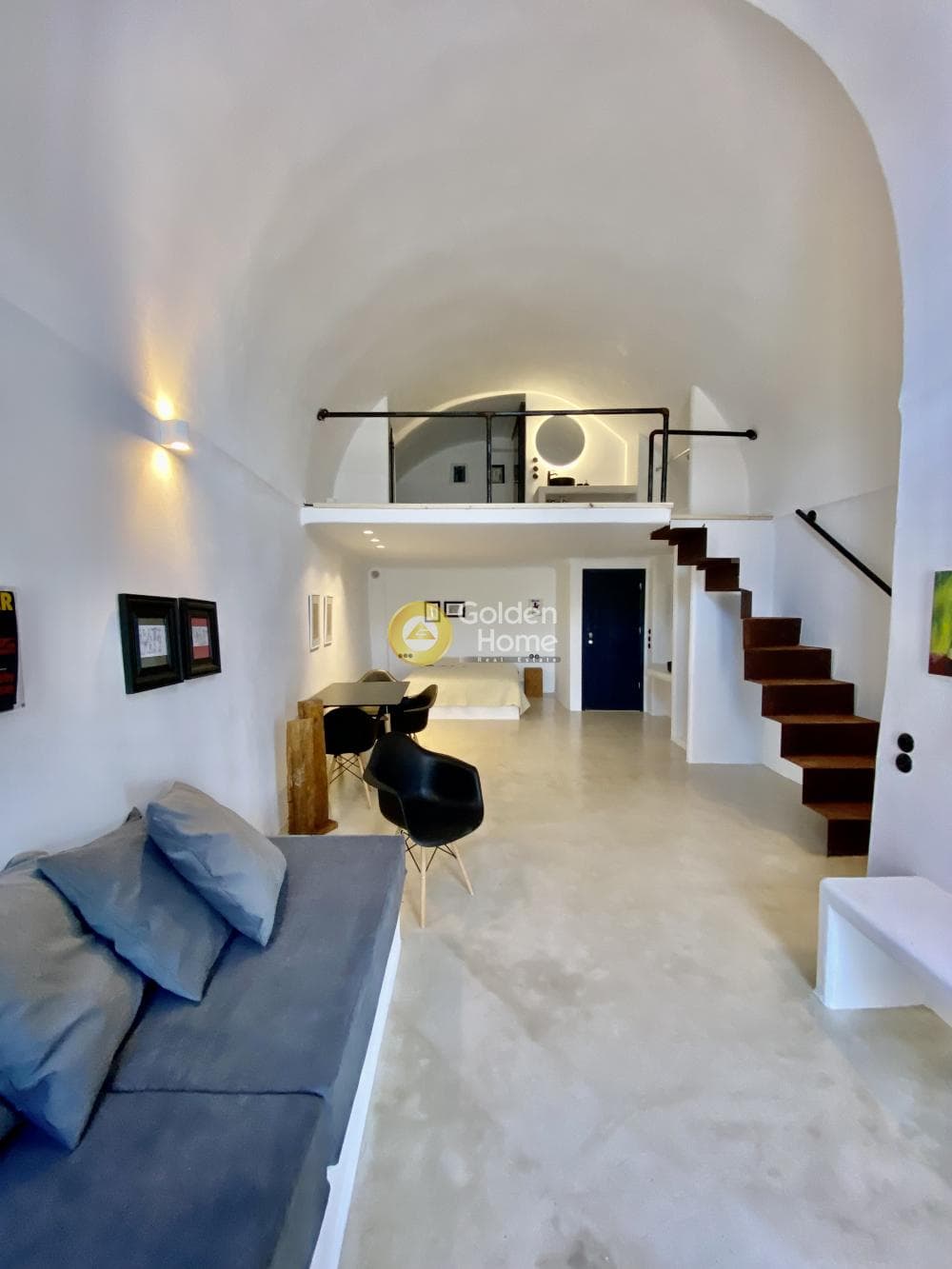 House in Thira, Santorini — Photo 1 of 6