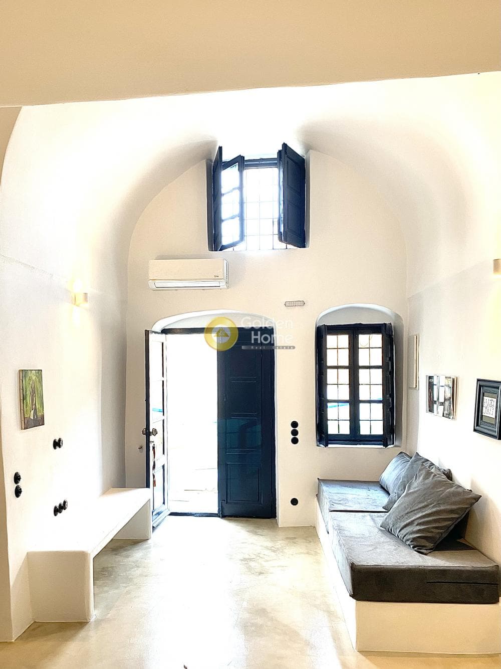 House in Thira, Santorini — Photo 4 of 6