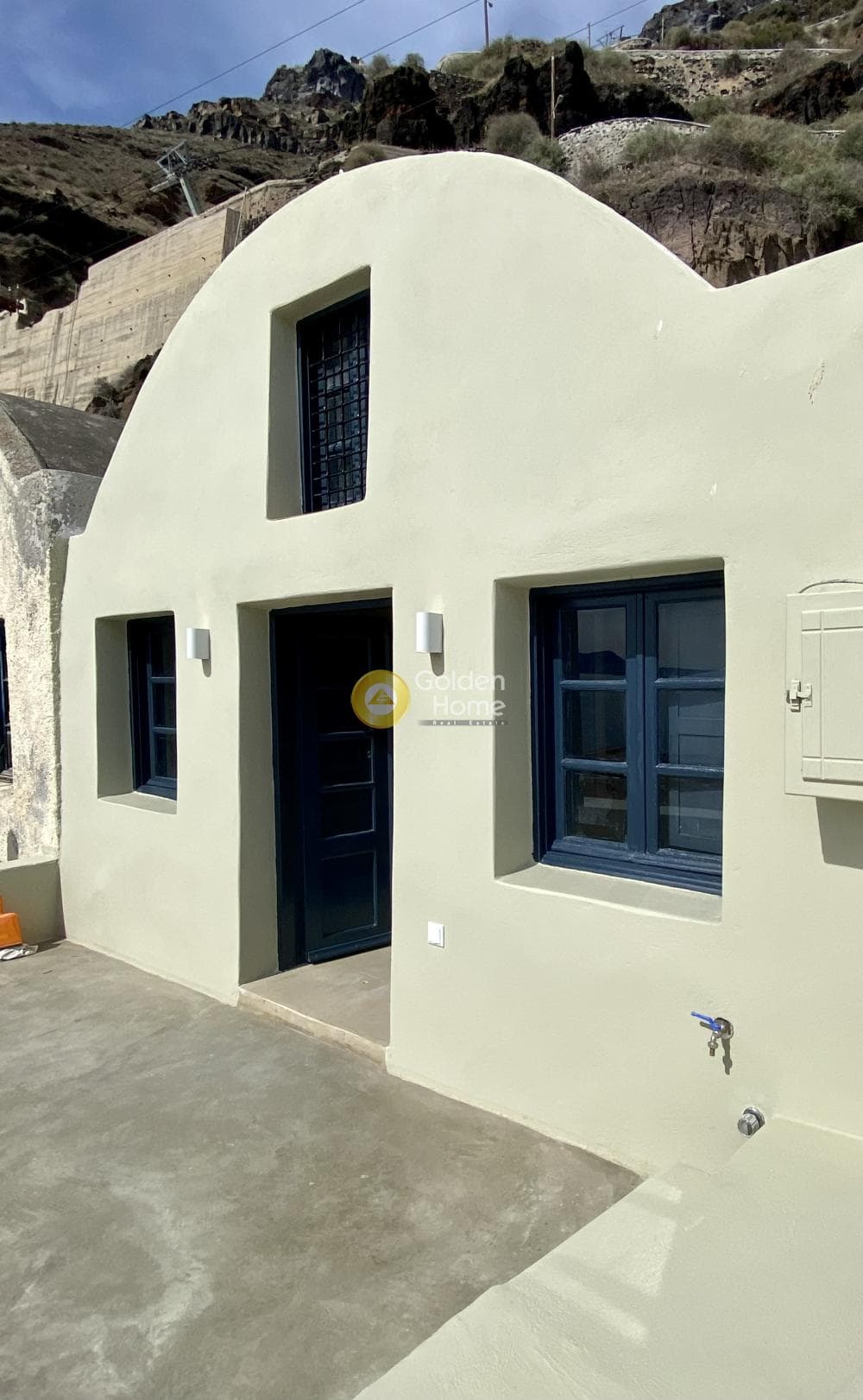 House in Thira, Santorini — Photo 3 of 4