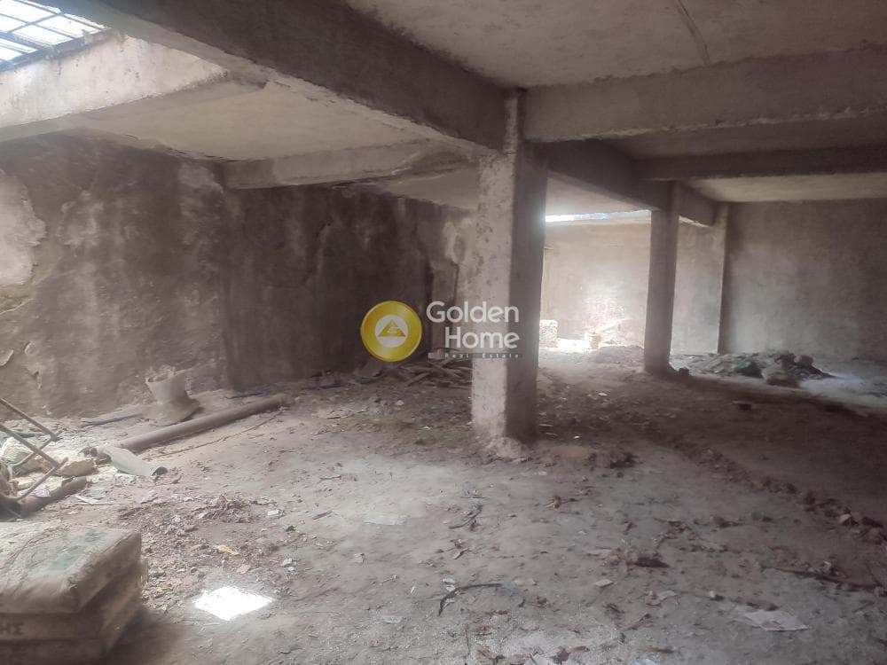 Warehouse in Cemetery, Nikaia — Photo 1 of 11