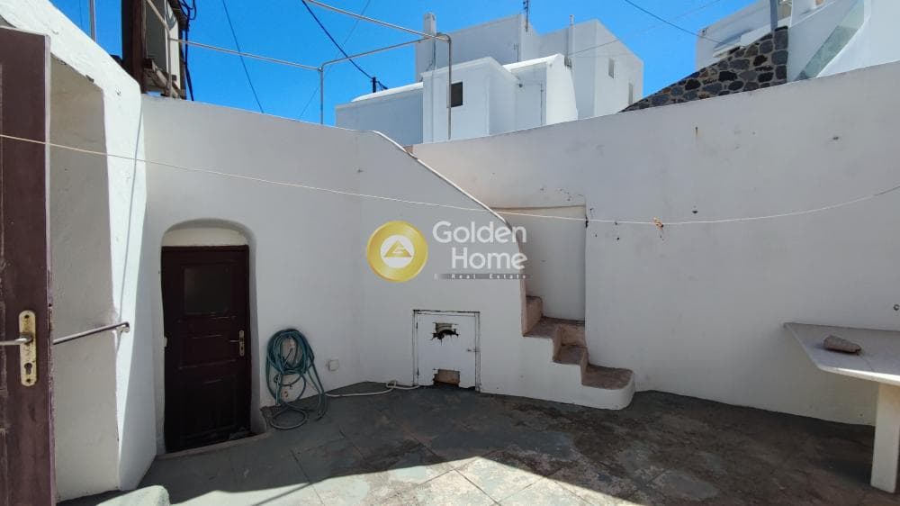 House in Center, Santorini — Photo 14 of 15