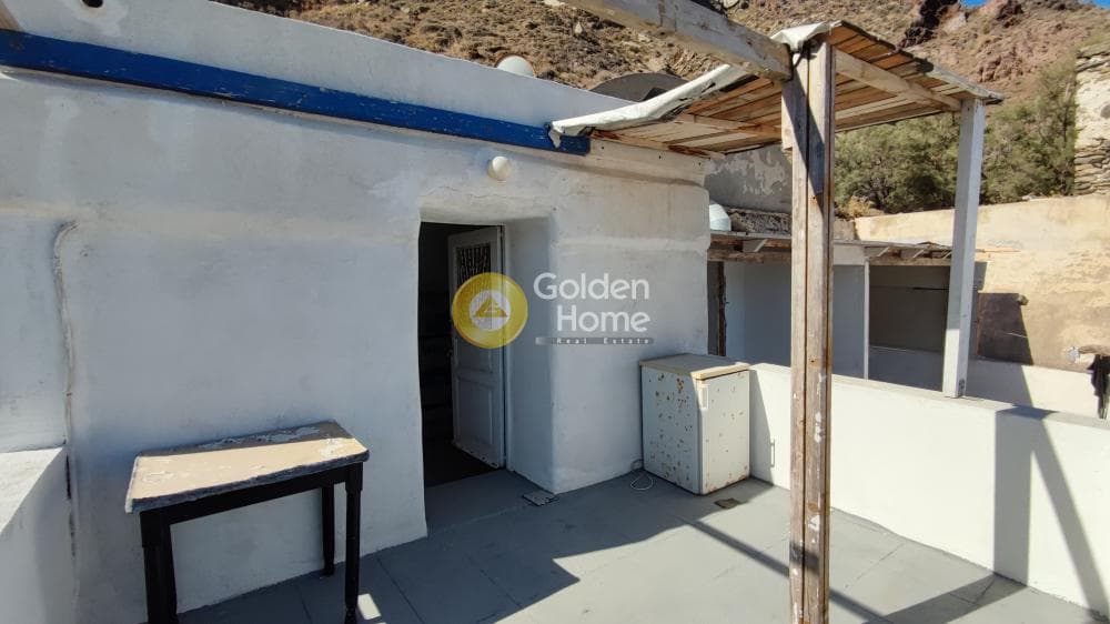 House in Thira, Santorini — Photo 3 of 8
