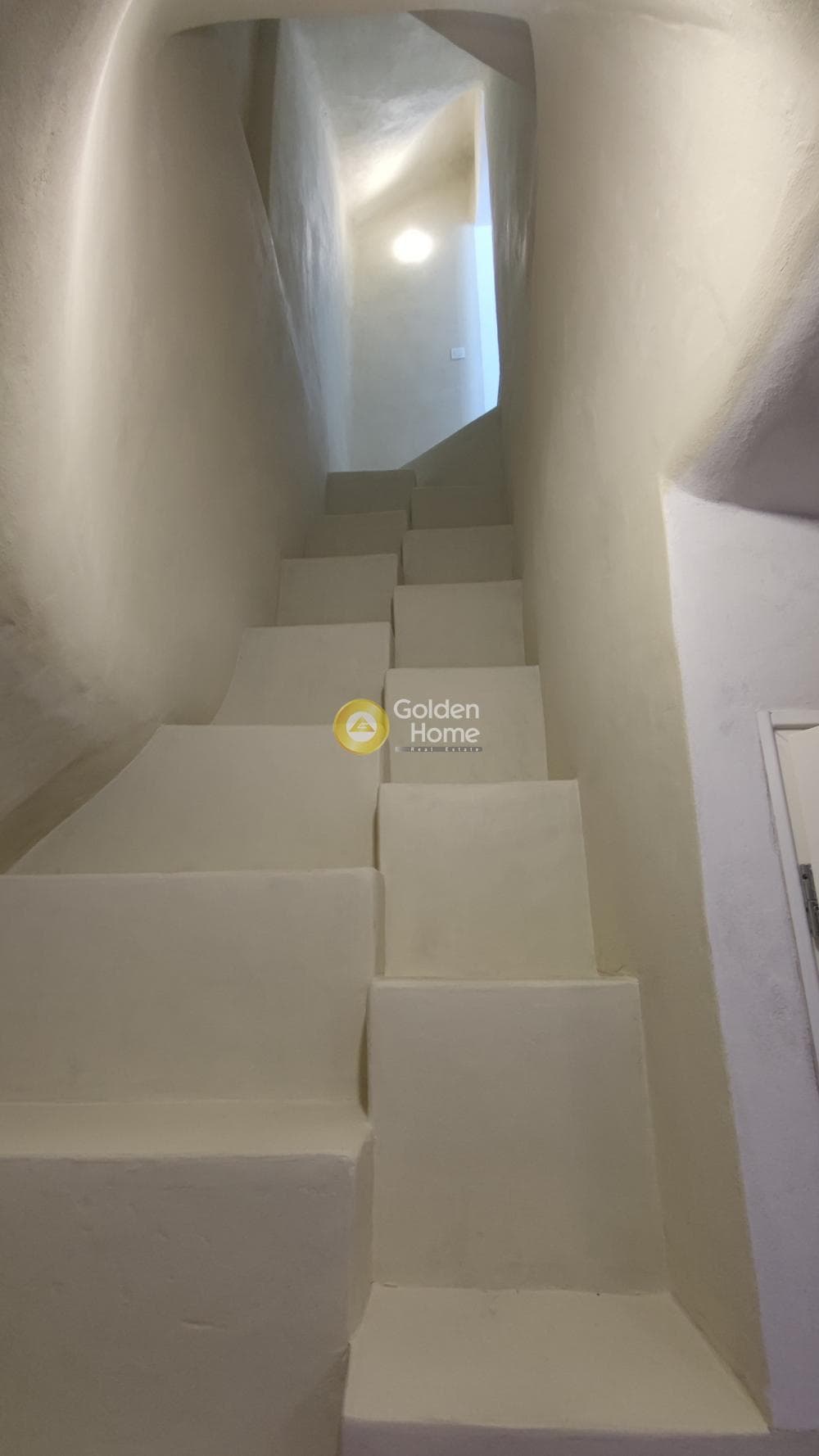 House in Thira, Santorini — Photo 8 of 16