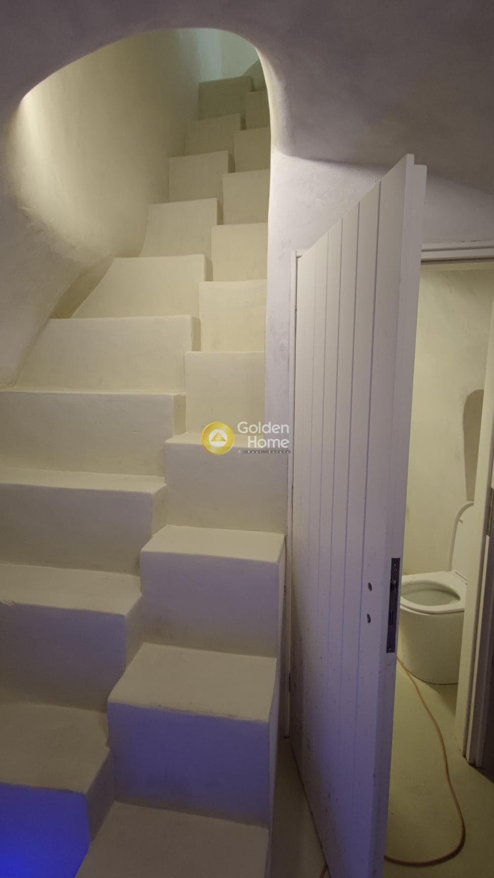 House in Thira, Santorini — Photo 9 of 16