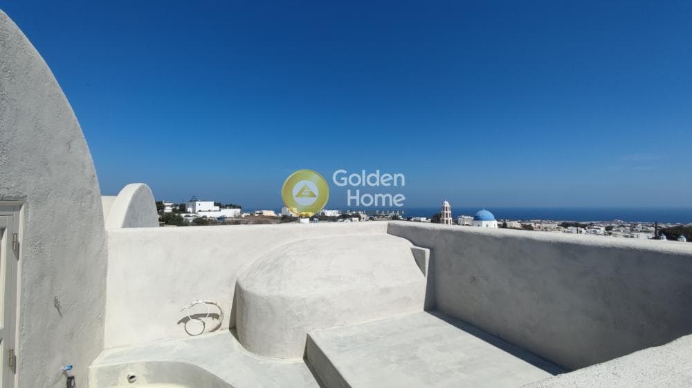 House in Thira, Santorini — Photo 6 of 16