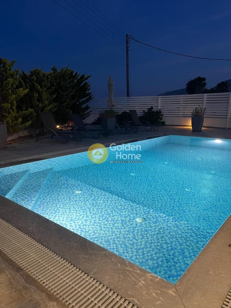 House in Thira, Santorini — Photo 6 of 17