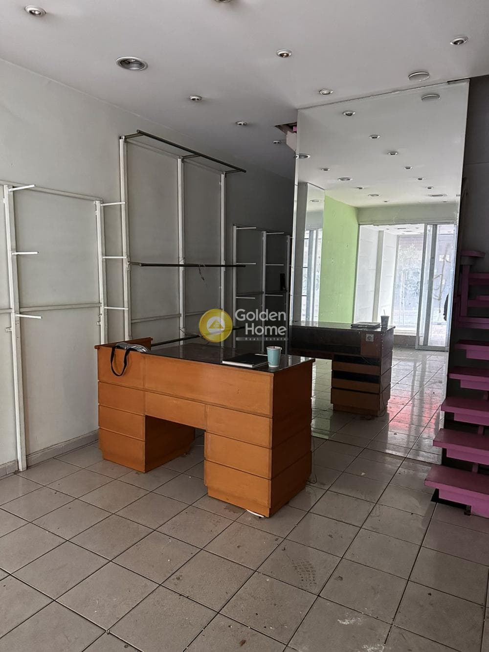 Retail Store in Terpsithea, Piraeus — Photo 1 of 10