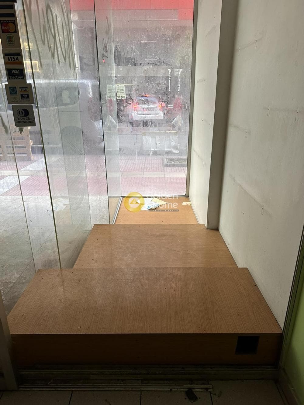 Retail Store in Terpsithea, Piraeus — Photo 2 of 10