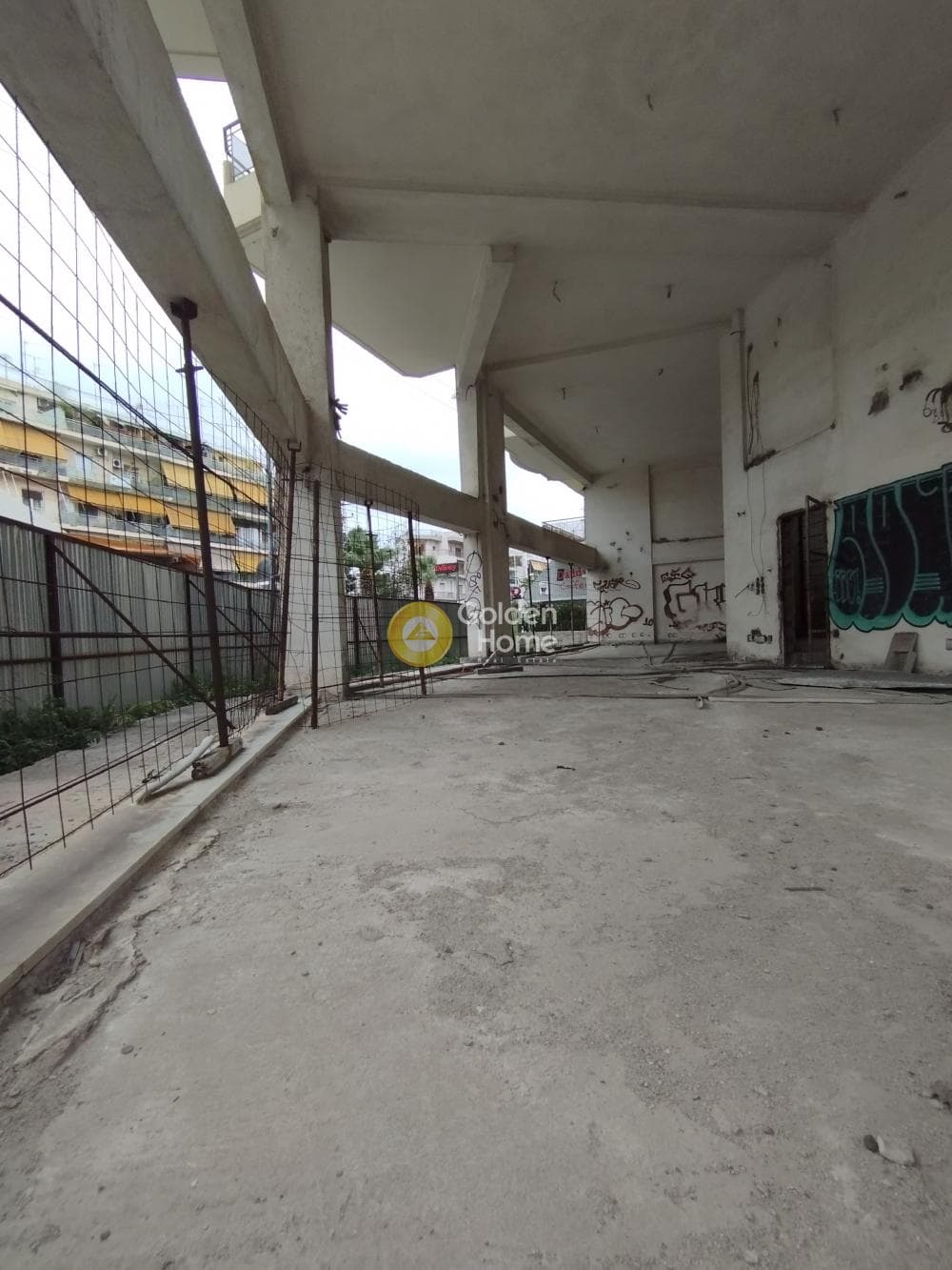 Retail Store in Cemetery, Nikaia — Photo 1 of 2